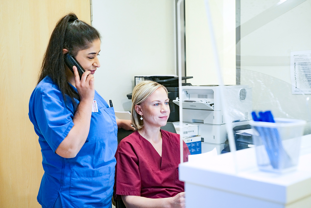 Zwei Mitarbeiterinnen 