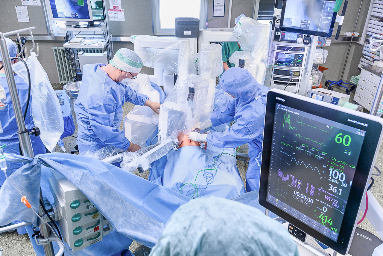 Zwei Ärzte bei der Operation 