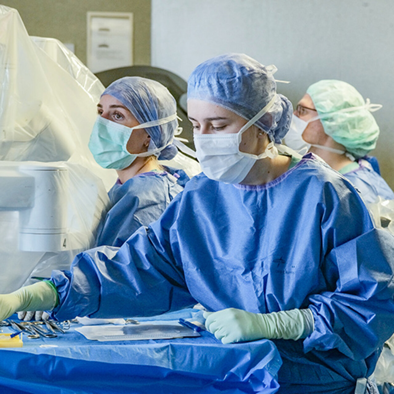 Zwei Ärzt:innen im OP bei der Arbeit.