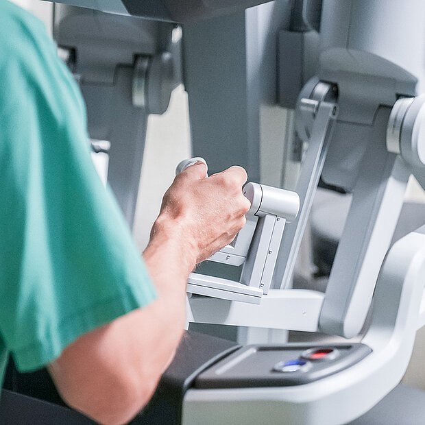 Ein Ärzt arbeitet mit dem Da-Vinci-Roboter