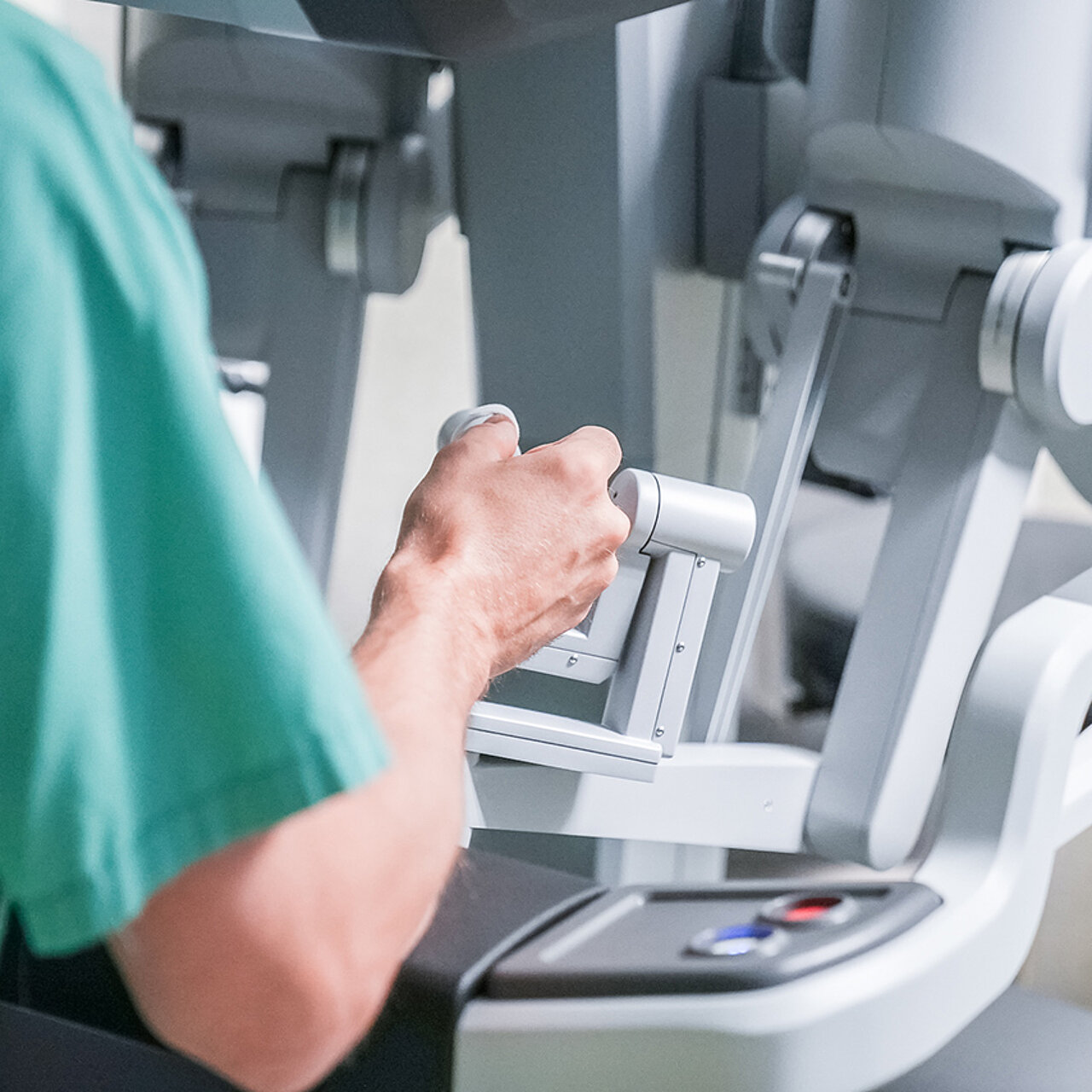 Ein Ärzt arbeitet mit dem Da-Vinci-Roboter